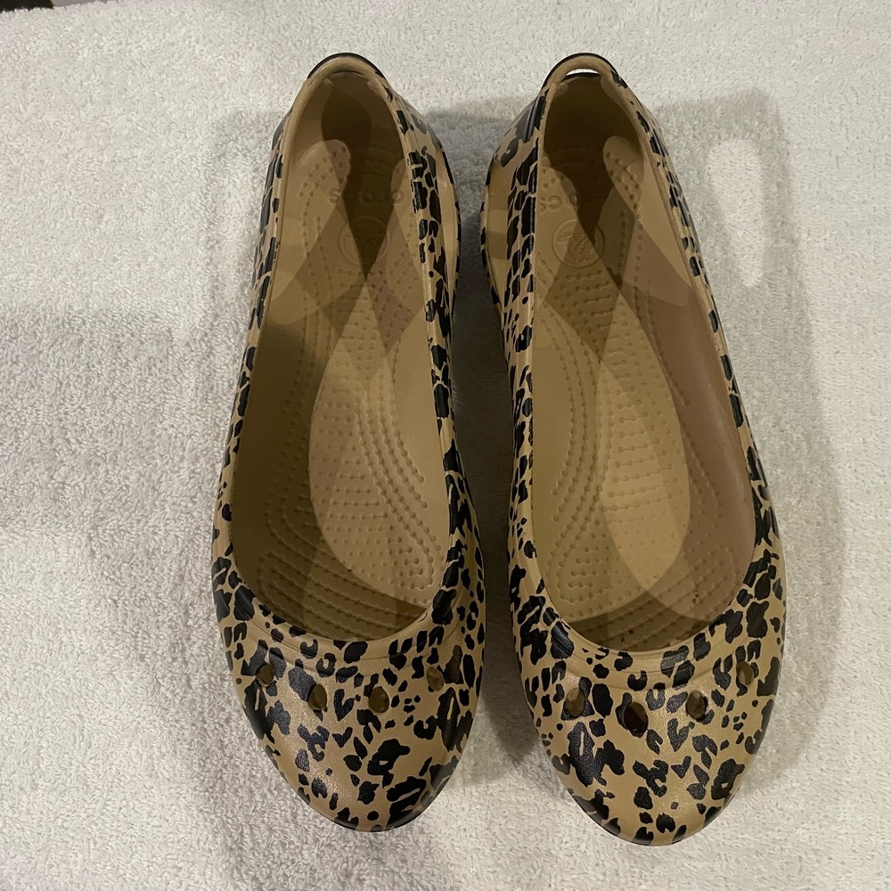 Crocs Kadee Flats - Women’s Size 9- Leopard Design- Excellent Condition
